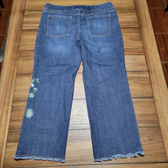 Pioneer Woman Pull On Capris w/ Raw Hem & Green Flower Embroidery - Size Large - Picture 4 of 7